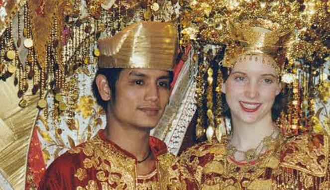 8 Alasan Kenapa Cewek Bule Lebih Suka Cowok Indonesia