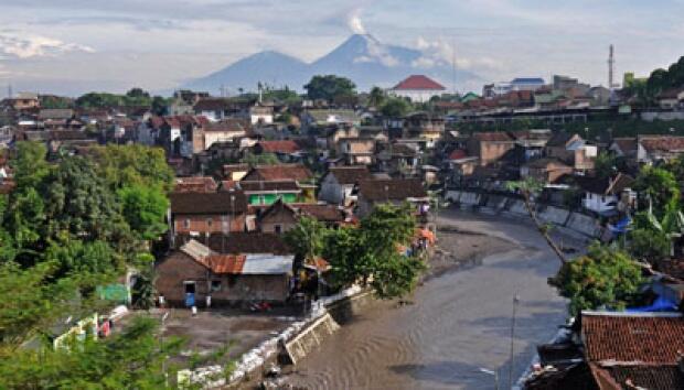 Anies Ingin Menata Kawasan Sungai Jakarta seperti Kali Code