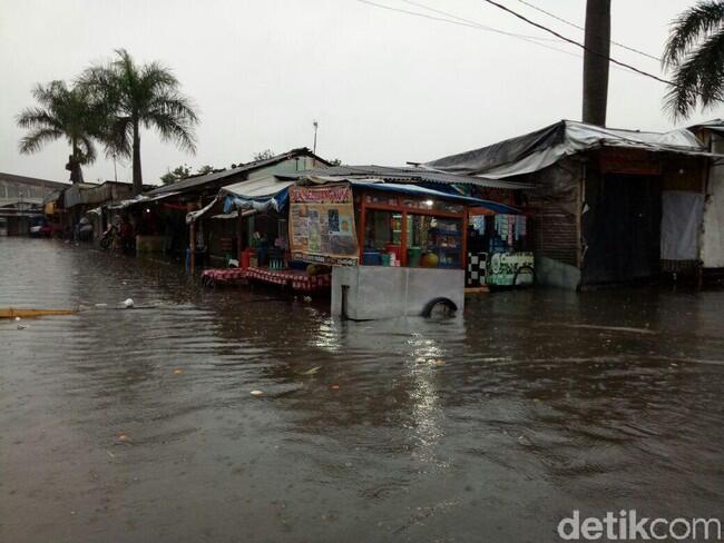 Banjir di Gedebage Bandung, Banyak Motor Terjebak