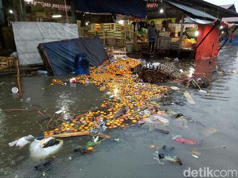 Banjir di Gedebage Bandung, Banyak Motor Terjebak