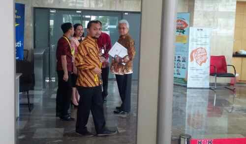 Jokowi Serahkan Kado &quot;Gratifikasi&quot; dari Perusahaan Minyak Rusia ke KPK