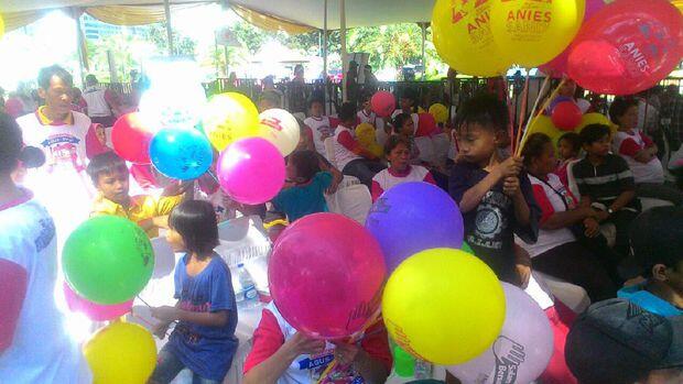 Ibu-ibu Ini Pakai Kaos Agus-Sylvi, Tapi Pegang Balon Anies