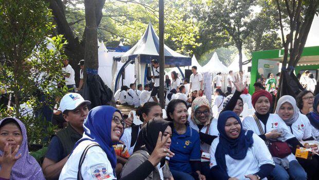 Rini Soemarno Jadi Sasaran Selfie di HUT 18 Bank Mandiri