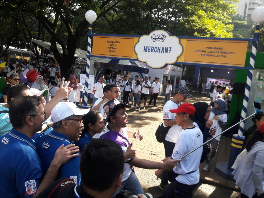 Rini Soemarno Jadi Sasaran Selfie di HUT 18 Bank Mandiri
