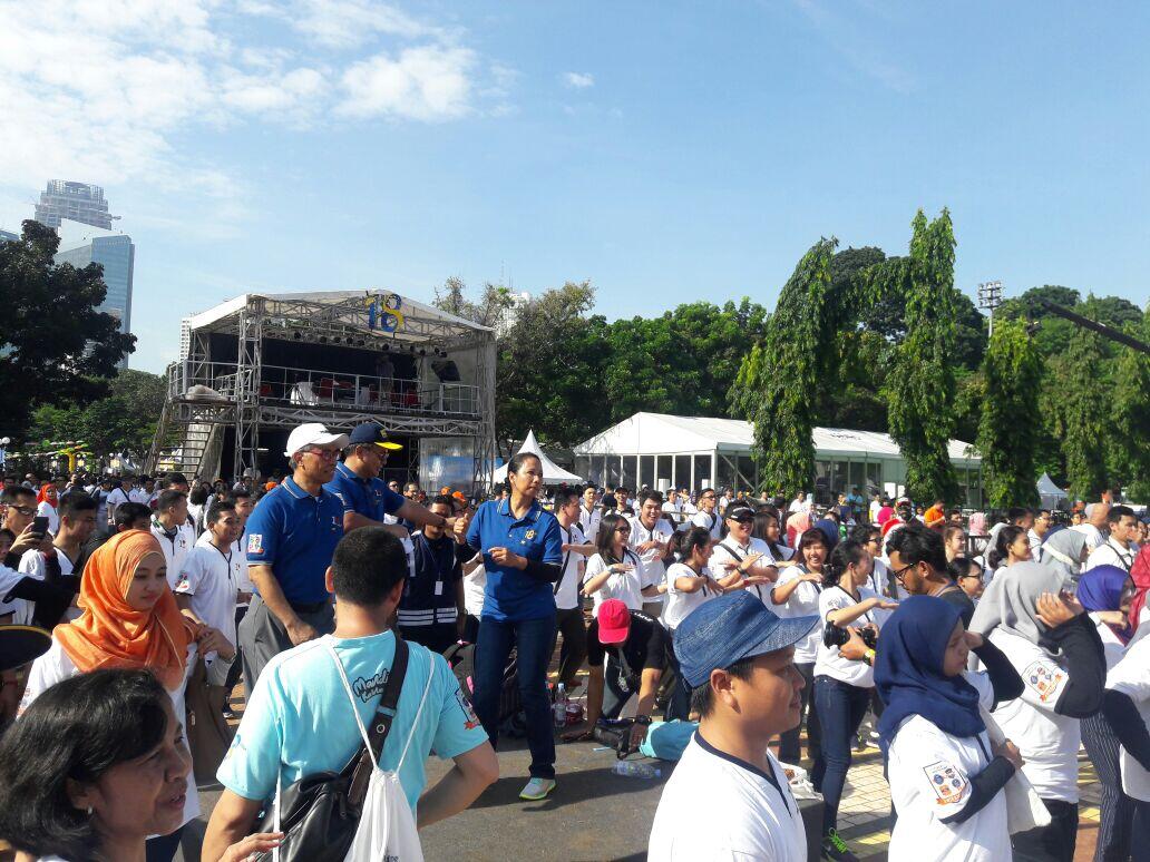 Rini Soemarno Jadi Sasaran Selfie di HUT 18 Bank Mandiri