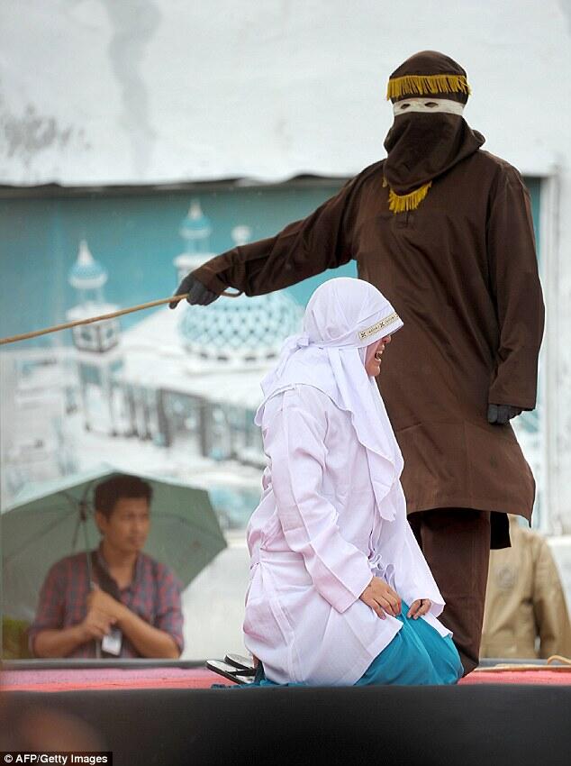 Pelanggar Syariat dicambuk di Banda Aceh