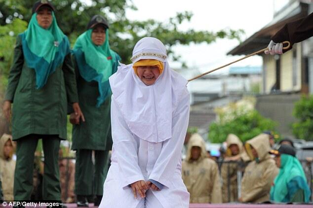 Pelanggar Syariat dicambuk di Banda Aceh