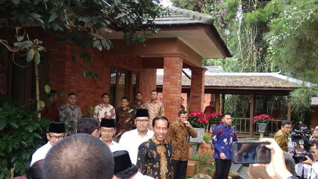 Momen Mesra Jokowi dan Prabowo: Nasi Goreng, Topi Koboi dan Naik Kuda
