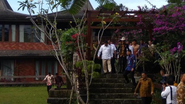 Momen Mesra Jokowi dan Prabowo: Nasi Goreng, Topi Koboi dan Naik Kuda