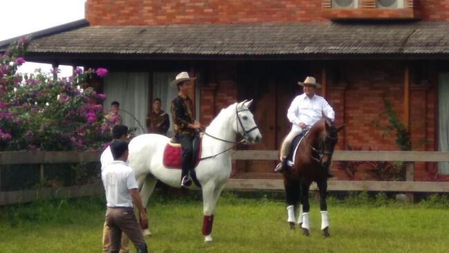 Momen Mesra Jokowi dan Prabowo: Nasi Goreng, Topi Koboi dan Naik Kuda