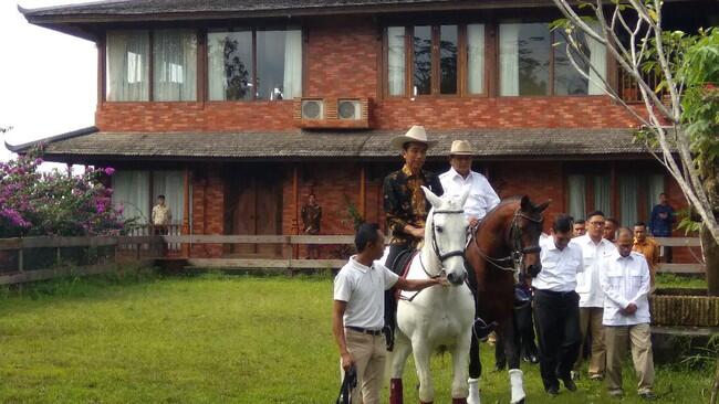 Momen Mesra Jokowi dan Prabowo: Nasi Goreng, Topi Koboi 