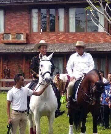 Cihui... Lihat Nih Jokowi dan Prabowo Naik Kuda Bareng