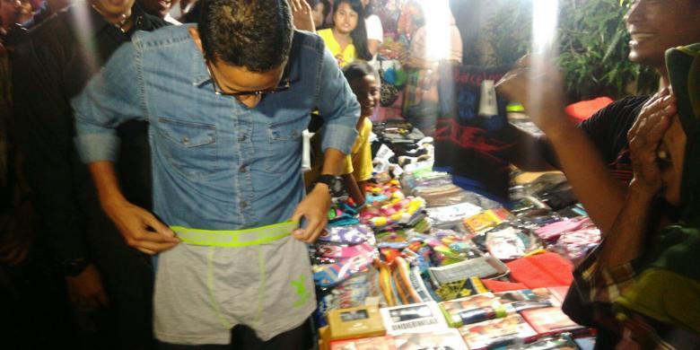 Kunjungi Pasar Malam di Penjaringan, Sandiaga Mampir Beli Celana Dalam