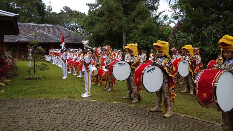 Lagu Indonesia Raya Berkumandang Saat Prabowo Sambut Jokowi di Hambalang