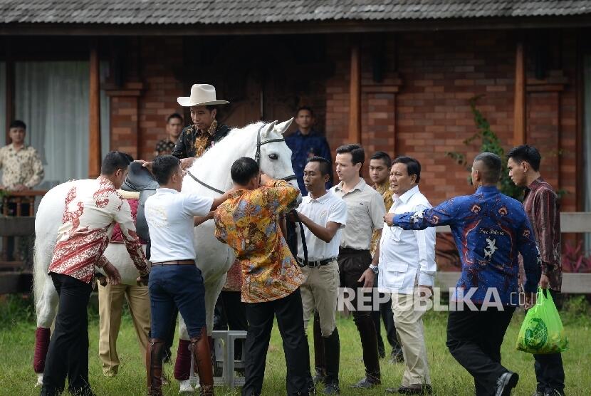 In Picture: Ketika Jokowi Naik Kuda Milik Prabowo