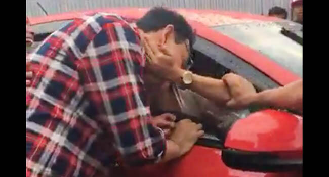 Lagi kampanye, Ahok tiba-tiba dicium ibu ini dari dalam mobil