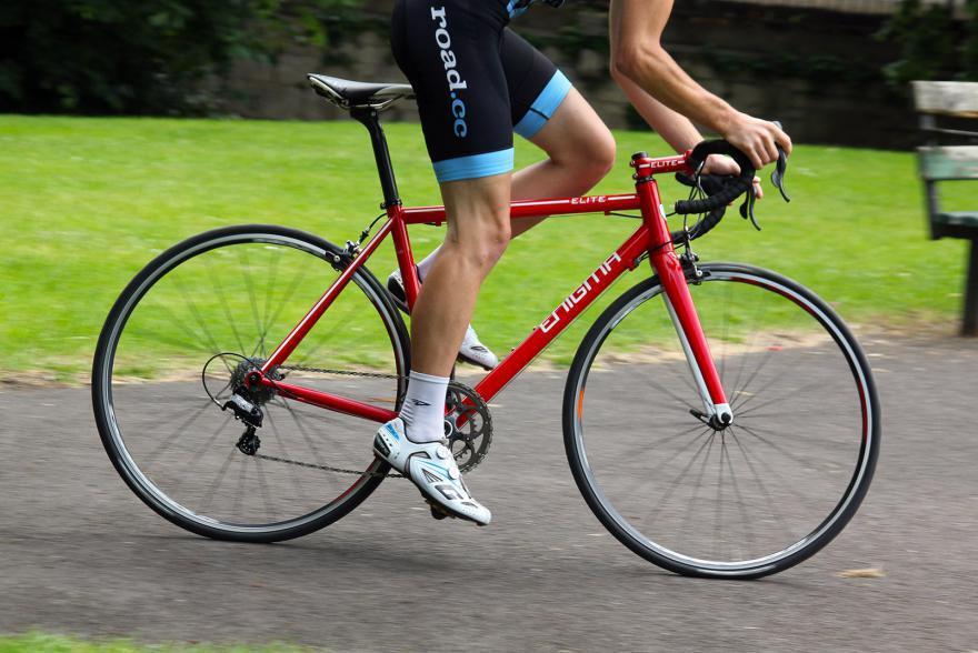 Pemanasan Sebelum Olahraga Bersepeda? Perlukah?