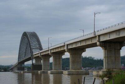 JEMBATAN-JEMBATAN YANG MELINTASI SUNGAI MAHAKAM DI KALIMANTAN TIMUR