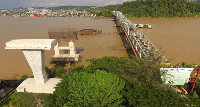 JEMBATAN-JEMBATAN YANG MELINTASI SUNGAI MAHAKAM DI KALIMANTAN TIMUR