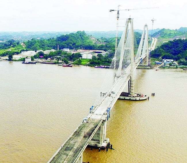 JEMBATAN-JEMBATAN YANG MELINTASI SUNGAI MAHAKAM DI KALIMANTAN TIMUR