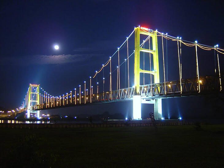 JEMBATAN-JEMBATAN YANG MELINTASI SUNGAI MAHAKAM DI KALIMANTAN TIMUR