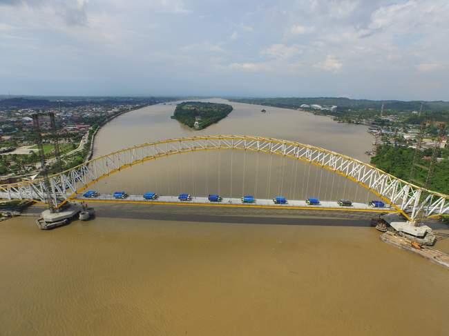 JEMBATAN-JEMBATAN YANG MELINTASI SUNGAI MAHAKAM DI KALIMANTAN TIMUR