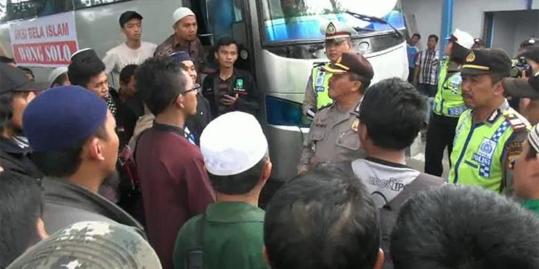 Demo 4 november, polisi razia senjata tajam