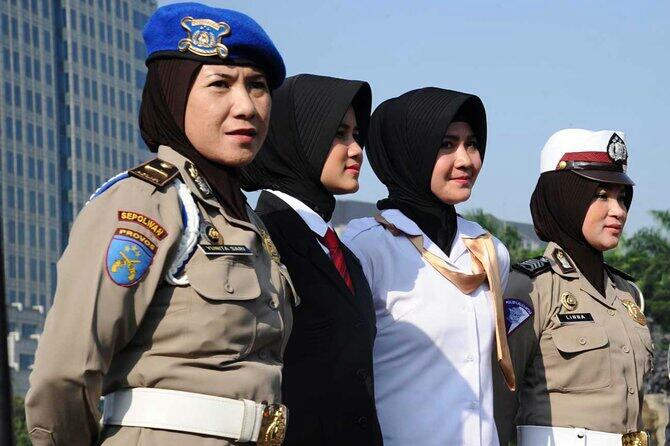 Cara Polri sejukkan demo Ahok, pasukan Asmaul Husna &amp; Polwan hijab