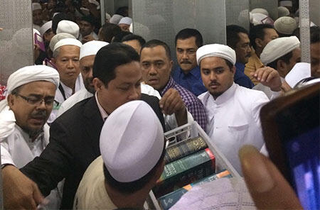 Dipanggil Bareskrim, Habib Rizieq bawa Setumpuk Tafsir dan Kitab Suci