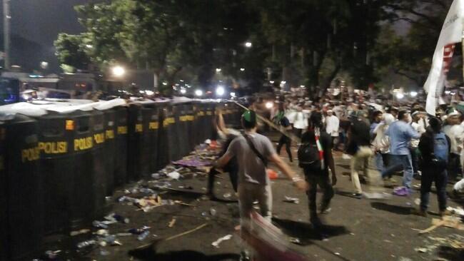 Sekelompok Massa Tendangi Tameng Pagar Betis Polisi di Depan Istana