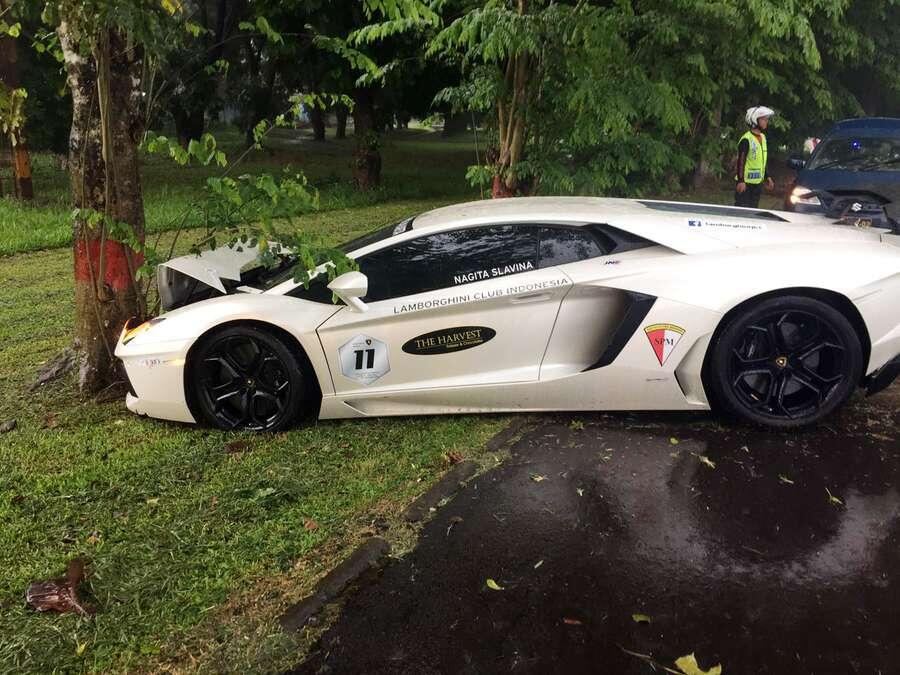 Mobil Lamborghini Raffi Ahmad Rusak Parah Akibat Kecelakaan