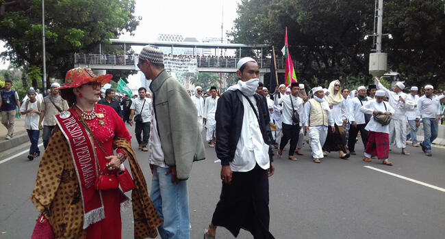 &quot;Presiden Perdamaian&quot; Nyentrik di Demo 4 November