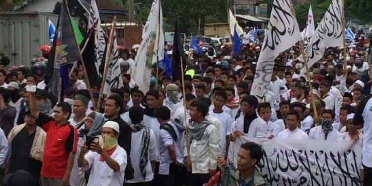 Menuju kediaman Ibu Jokowi di Solo, demonstran minta Ahok diadili
