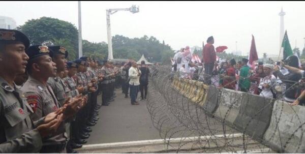 Polisi Lantunkan Asmaul Husna di Depan Peserta Demo 4 November