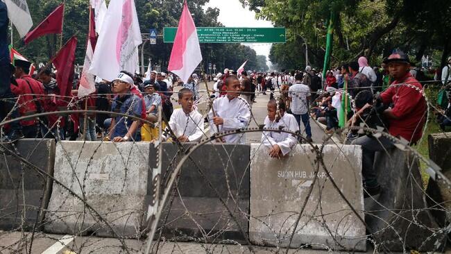 Bocah dan Para Remaja Ini Ikut Demo 4 November di Depan Istana
