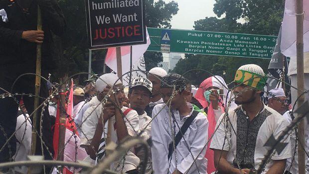 Bocah dan Para Remaja Ini Ikut Demo 4 November di Depan Istana