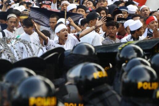 Massa Pendemo Dorong-dorongan dengan Brimob di Istana