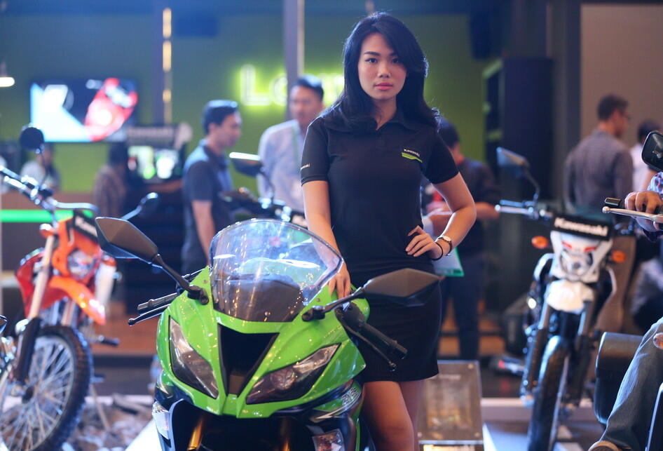 Senyum Manis SPG di IMOS 2016