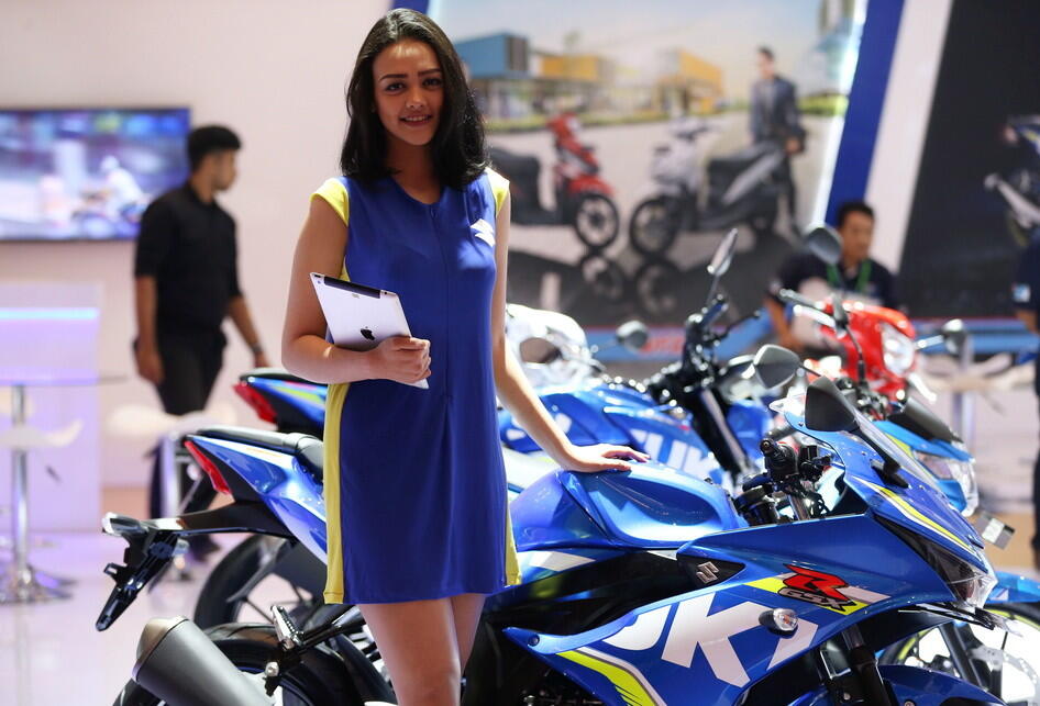Senyum Manis SPG di IMOS 2016