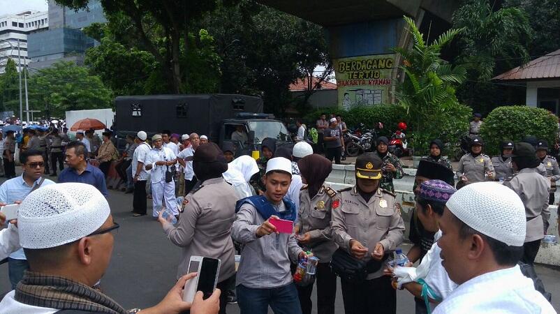 Antara Polisi dan Pendemo dalam Aksi Damai 4 November