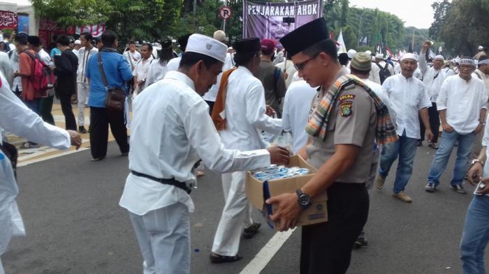 Antara Polisi dan Pendemo dalam Aksi Damai 4 November