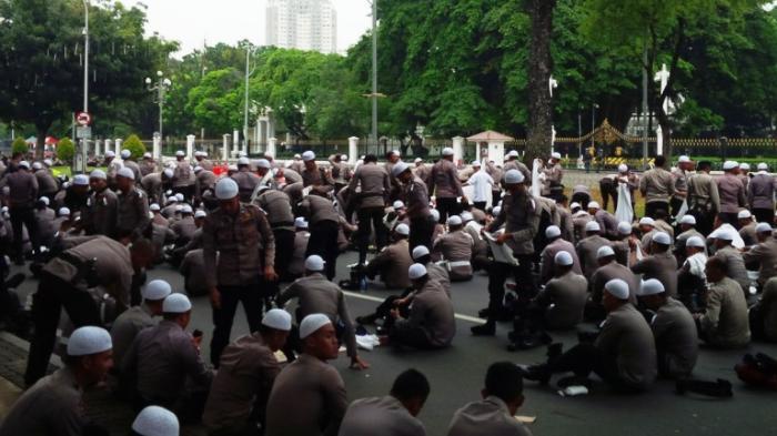 Antara Polisi dan Pendemo dalam Aksi Damai 4 November