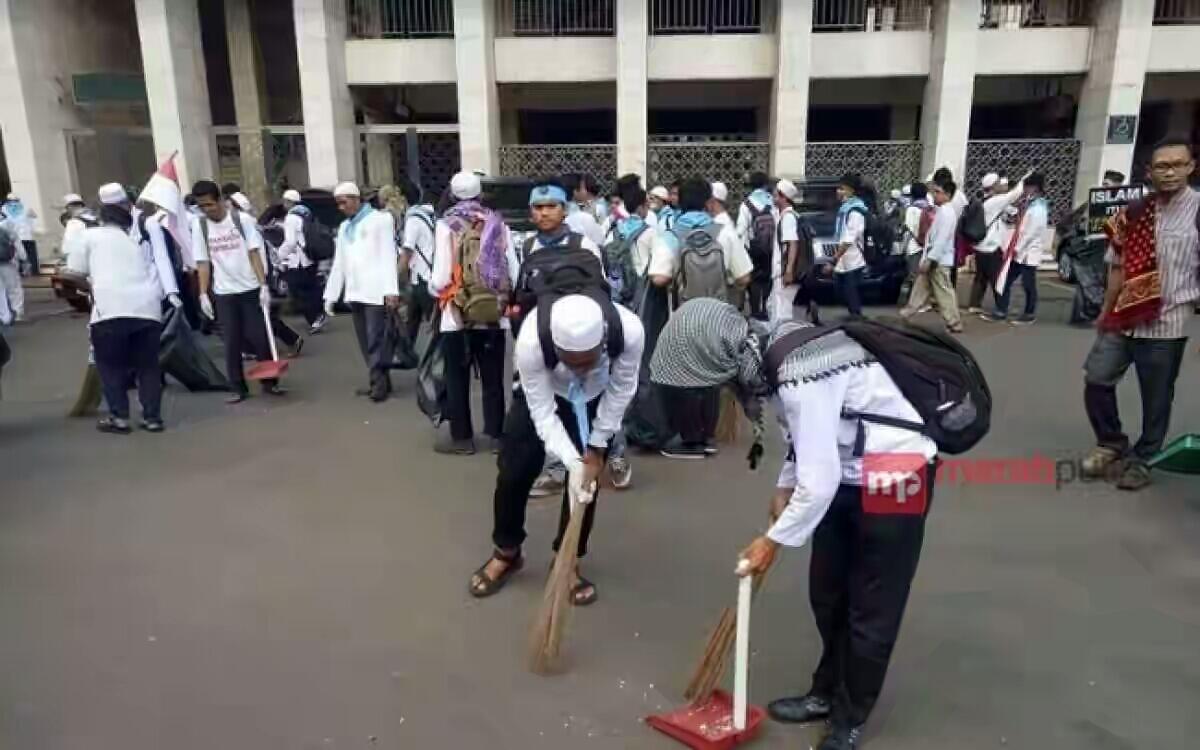 Antara Polisi dan Pendemo dalam Aksi Damai 4 November