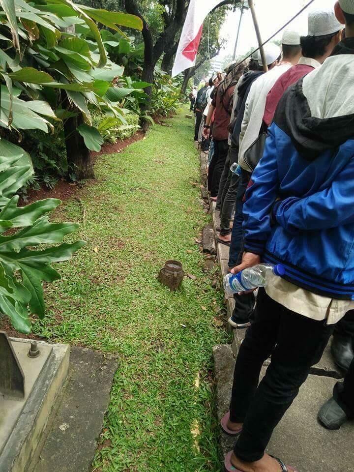 Kumpulan Foto dan Meme Aksi 4 November 2016