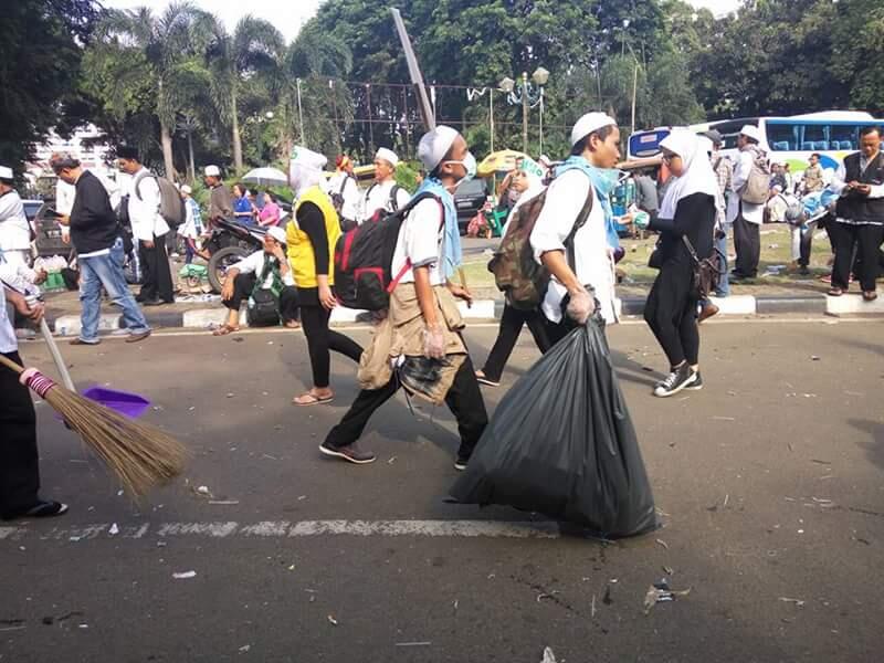Kumpulan Foto dan Meme Aksi 4 November 2016