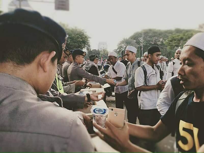 Kumpulan Foto dan Meme Aksi 4 November 2016