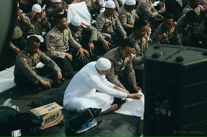 Kumpulan Foto dan Meme Aksi 4 November 2016