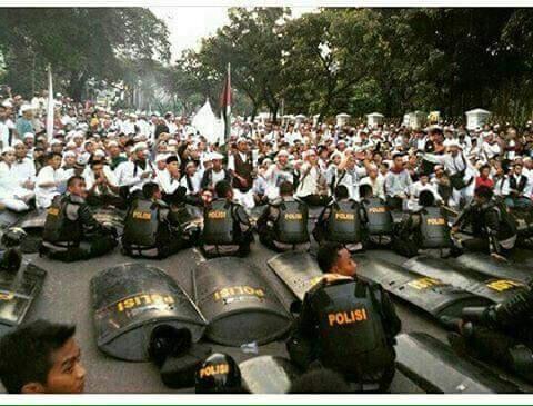 Kumpulan Foto dan Meme Aksi 4 November 2016