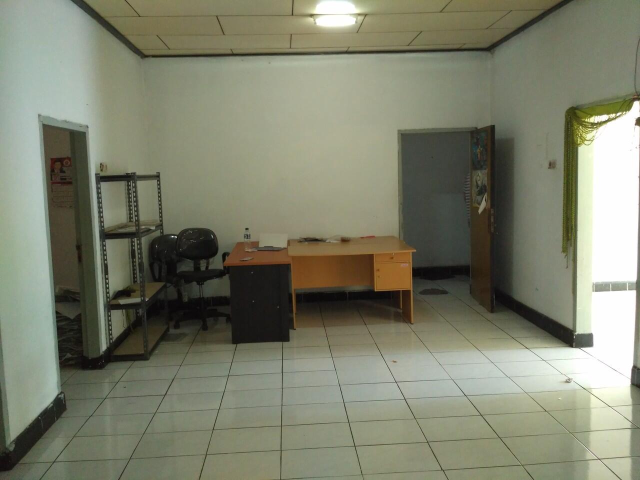 Rumah Disewakan pertahun, Lokasi Strategis di pinggir Jalan,Daerah 