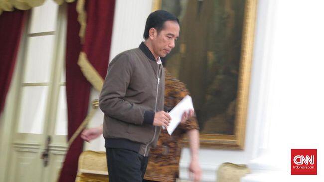 Jaket Bomber Jadi Tren, Jokowi: Itu Pinjam Anak Saya